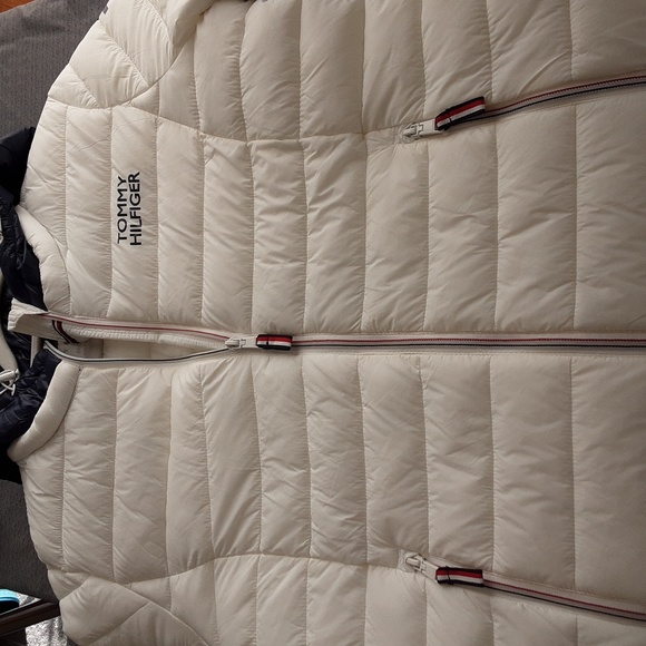 Tommy Hilfiger Puffer Jacket EUC - Picture 6 of 16